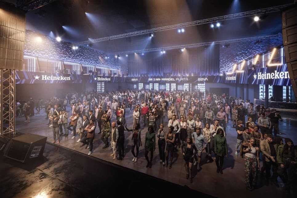 Pista principal con público frente al escenario