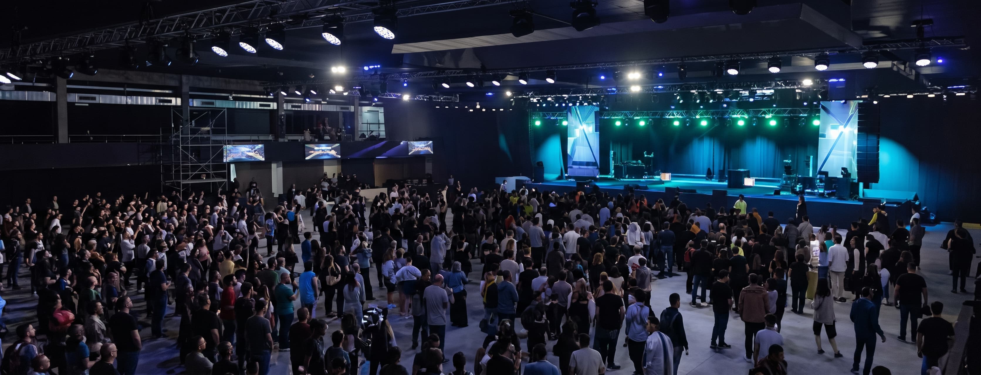 Público en la pista frente al escenario