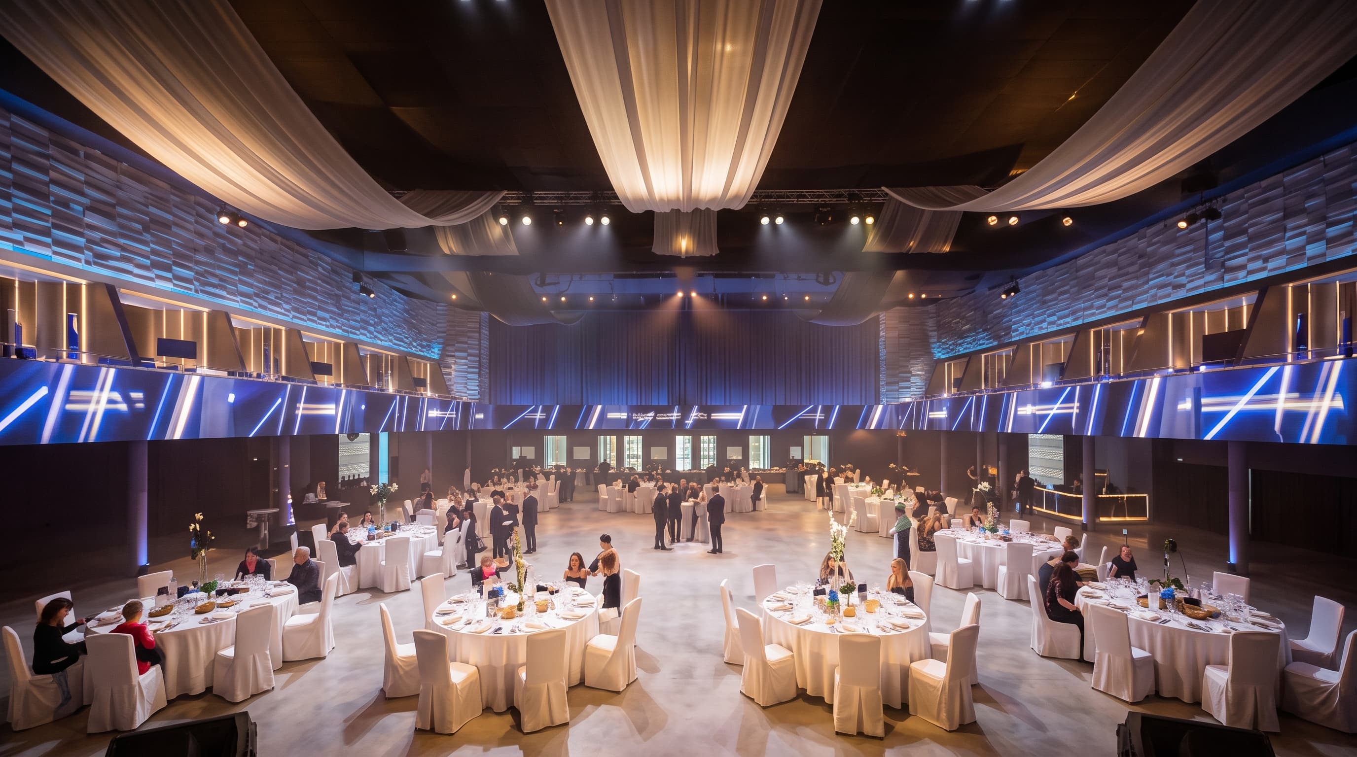 Salón montado con mesas redondas para una cena de gala