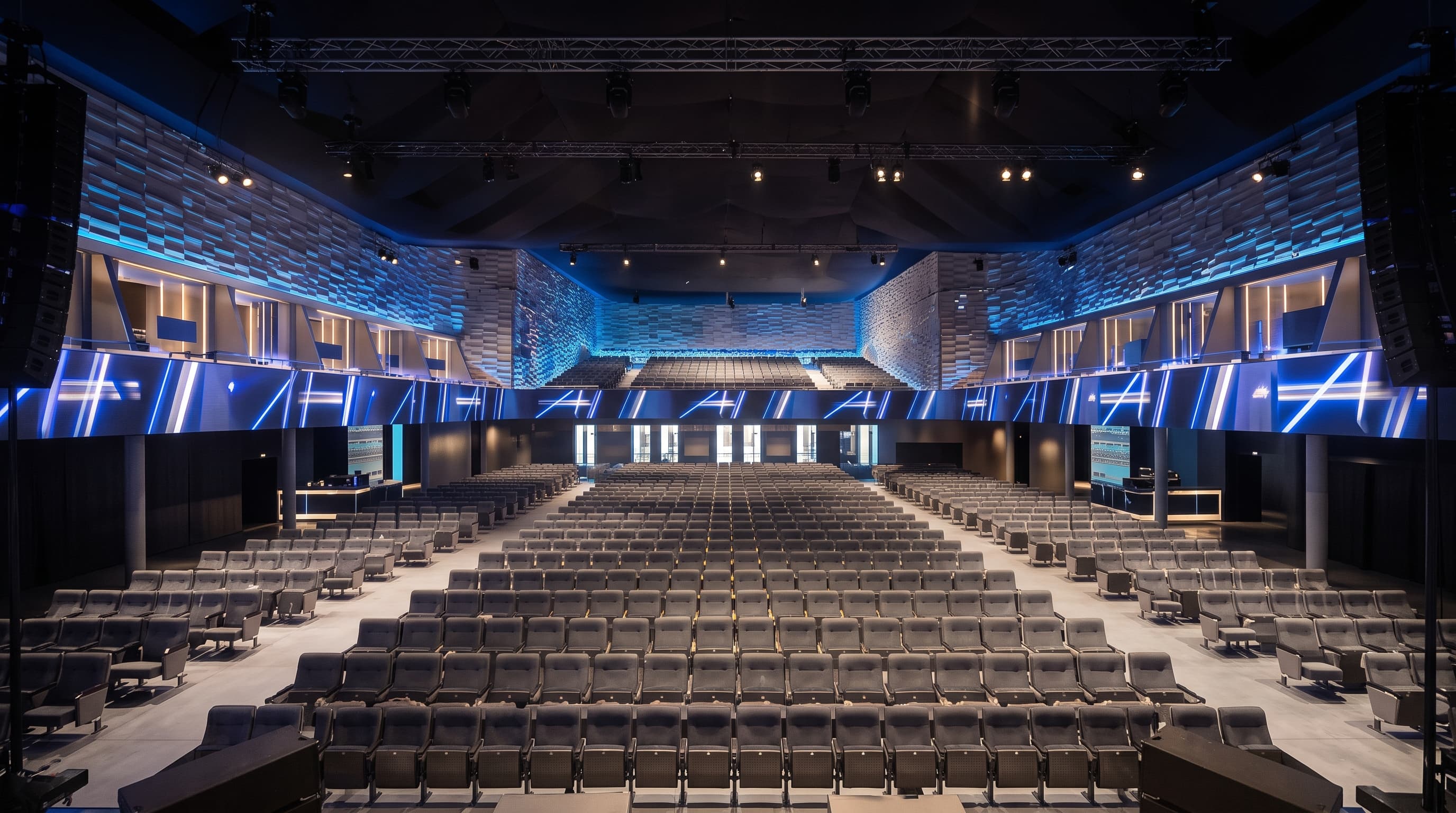 Sala de convenciones con butacas y pantalla LED perimetral